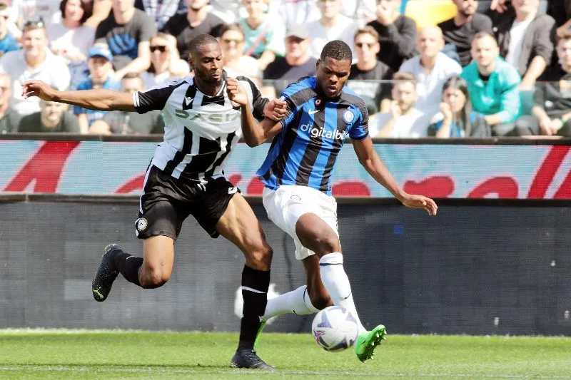 AP Beto Betuncal y Danzel Dumfries en disputa por el balón