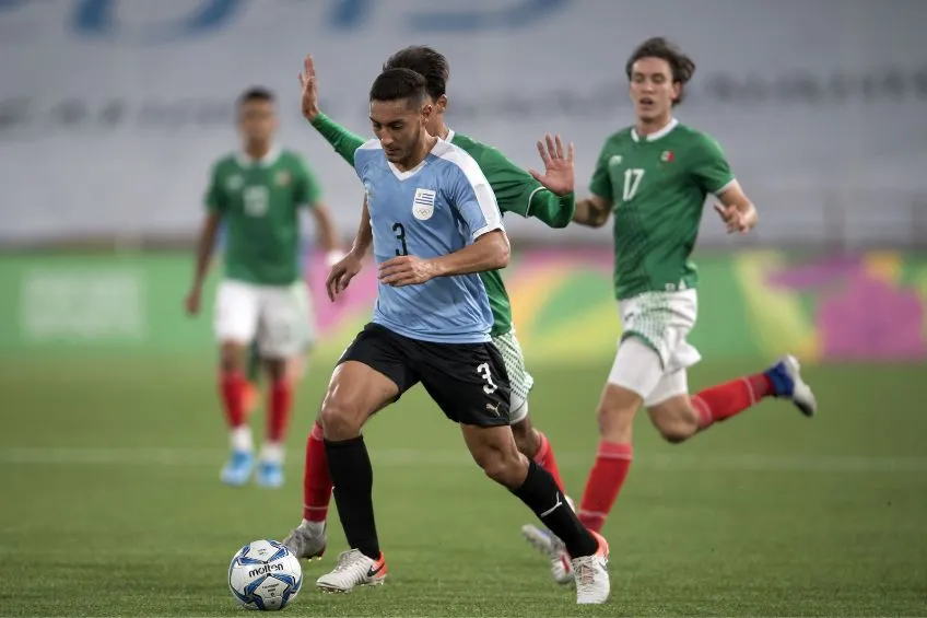 Sebastián Cáceres durante un partido de Uruguay
