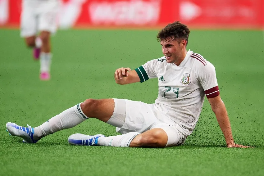 Santi Giménez en un partido del Tri