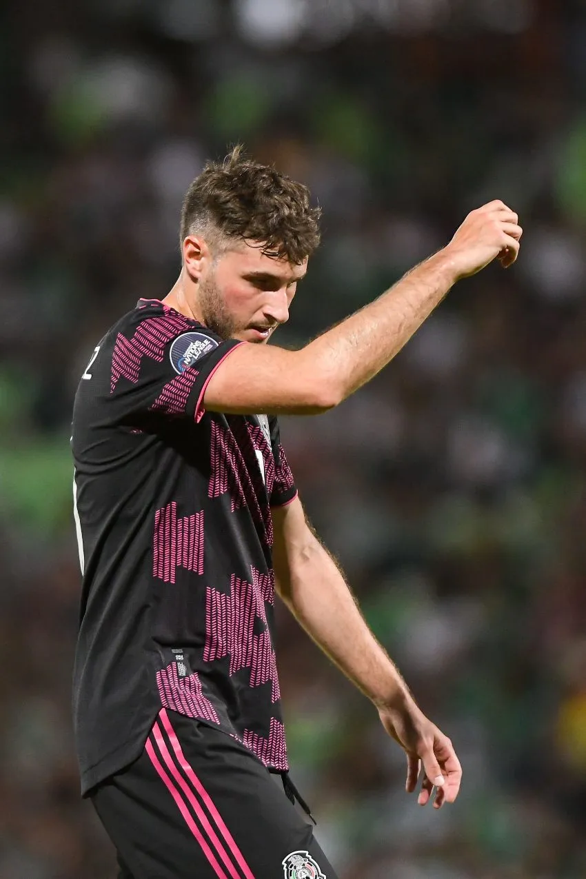 Santi Giménez en un partido del Tri