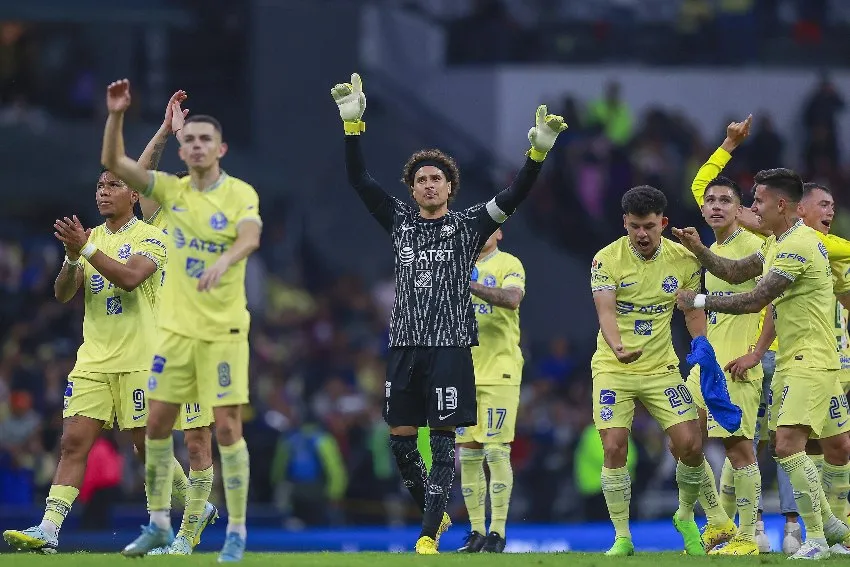 Memo Ochoa celebrando la victoria en el Clásico Nacional