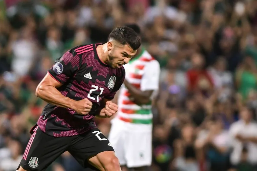 Henry Martín festejando un gol