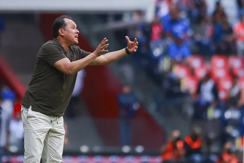 Juan Reynoso dirigiendo un partido