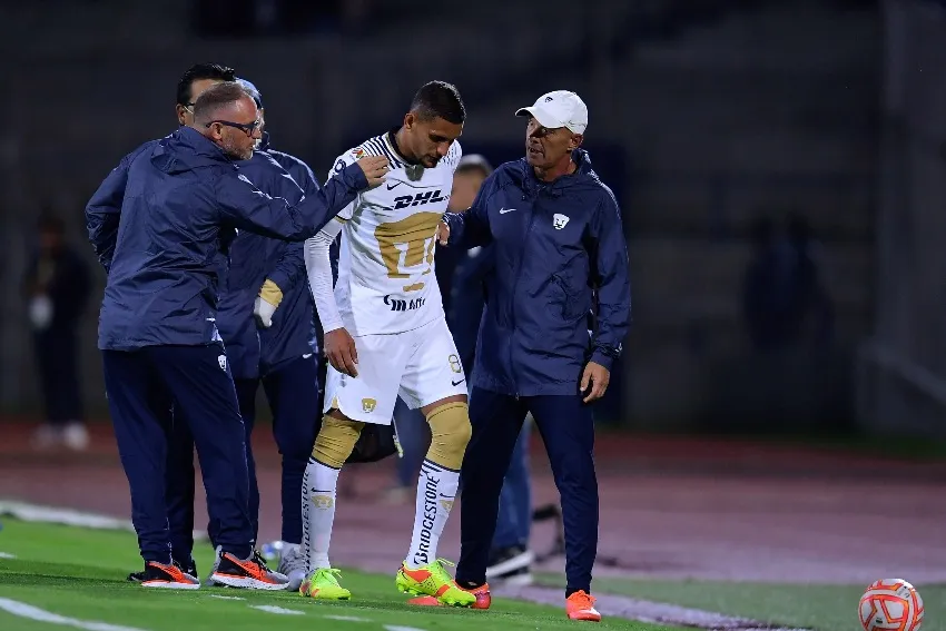 Higor Meritao en un partido con Pumas