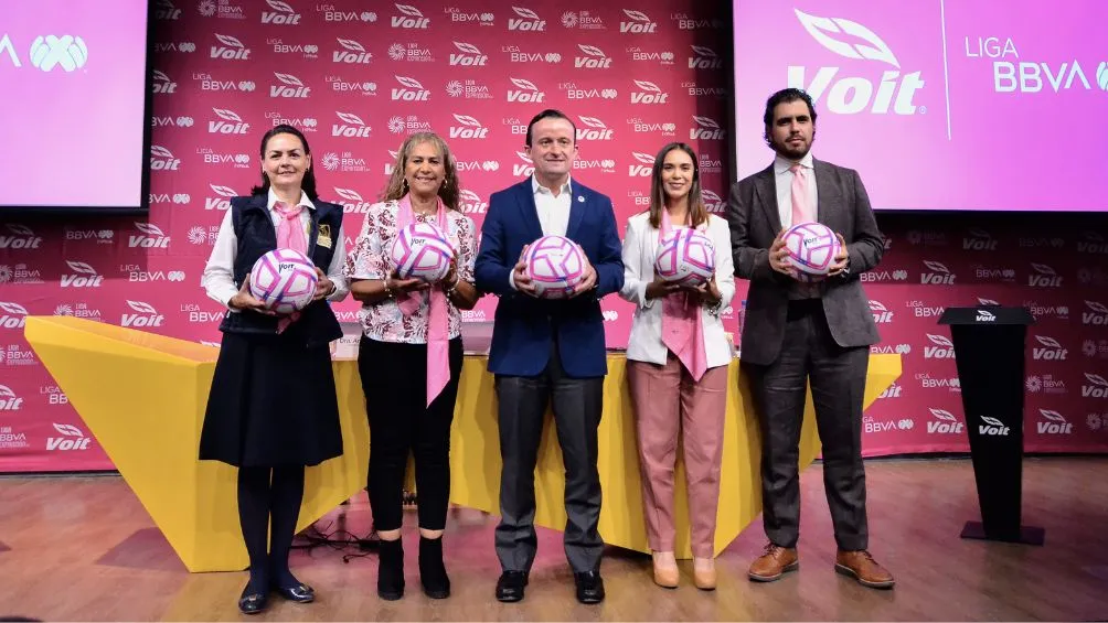 TWITTER @LigaBBVAMX Arriola durante la presentación del balón rosa