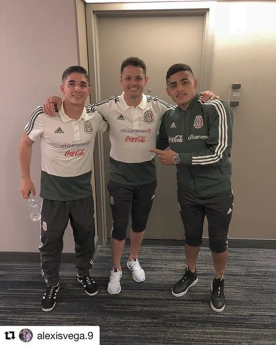 Brizuela y Alexis Vega posan con Javier Hernández