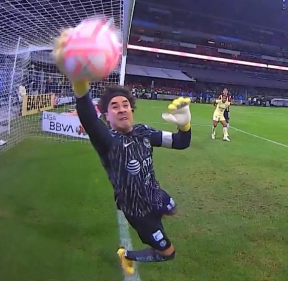 Memo Ochoa ataja el esférico en la línea