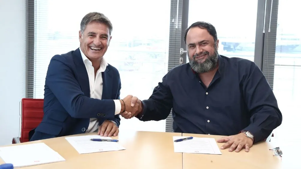 Michel firmando su contrato