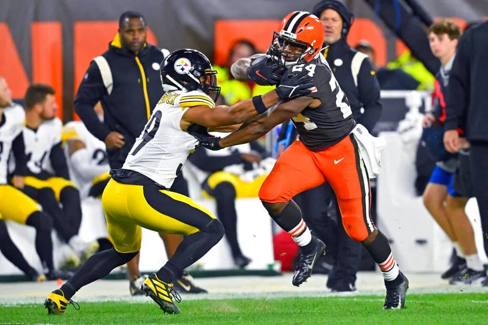 Nick Chubb destrozó a la defensiva de los Steelers