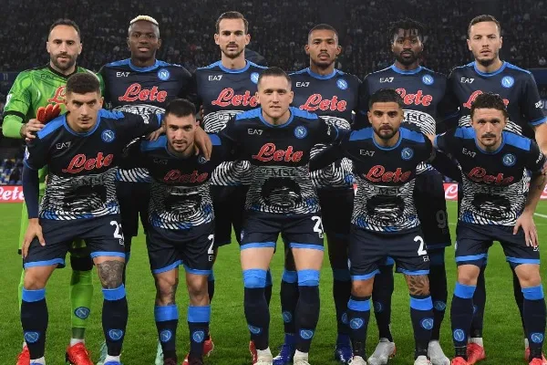 La escuadra con la imagen del Pelusa