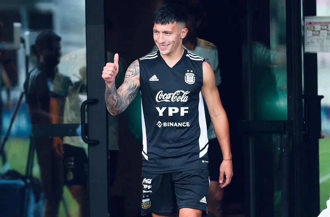 Lisandro llegando con la Selección