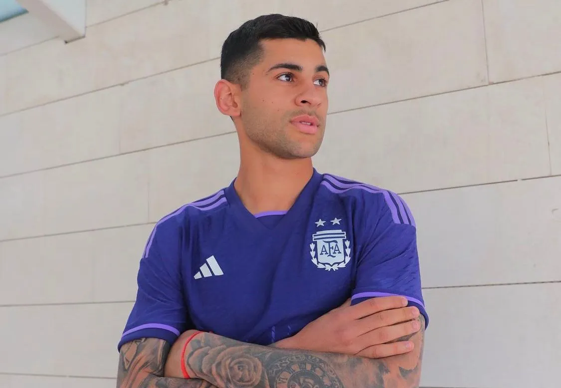 Cristian Romero con la nueva playera de Argentina