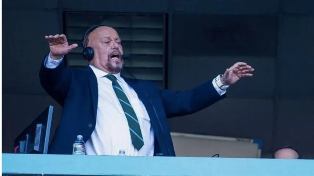 &quot;El Perro&quot; narrando desde las gradas