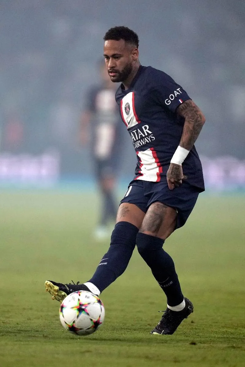 Neymar controlando el balón