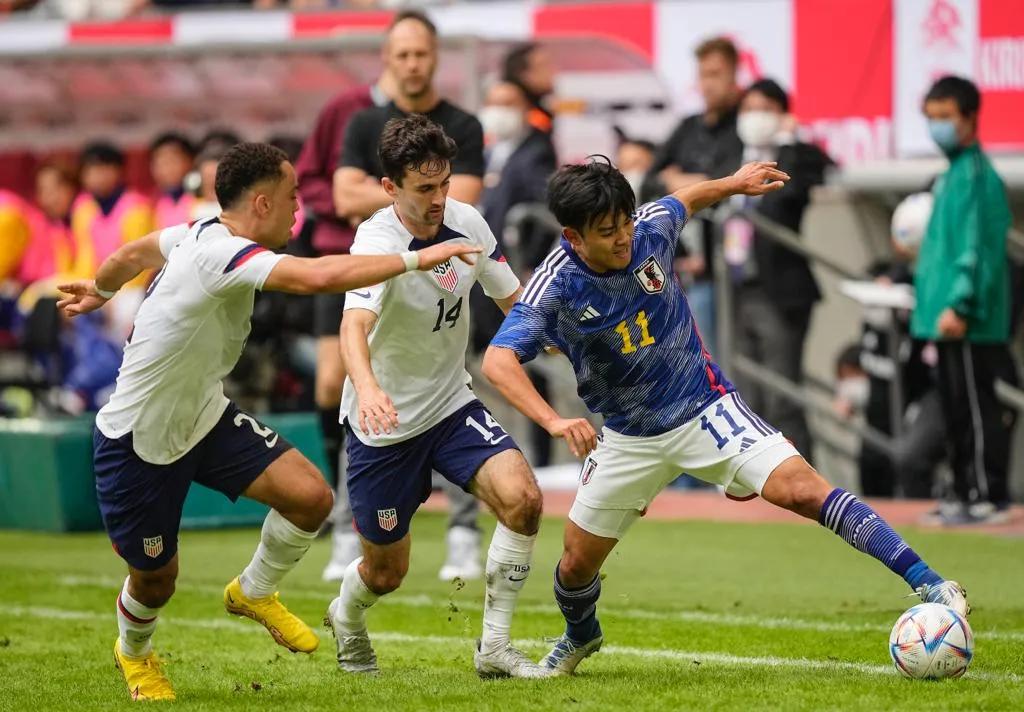 AP Take Kubo deja atrás a Gio Reyna