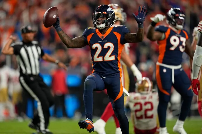 AP Kareem Jackson durante un partido de los Broncos