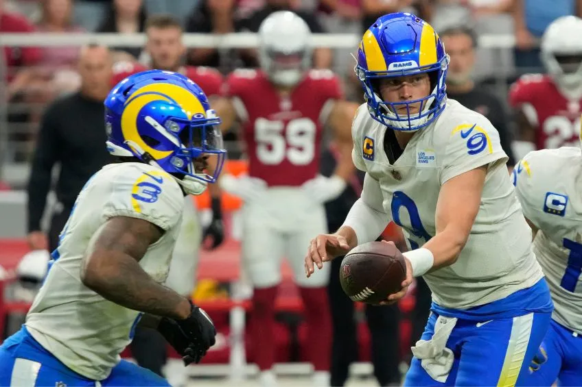 Matthew Stafford y Cam Akers durante un partido de los Rams