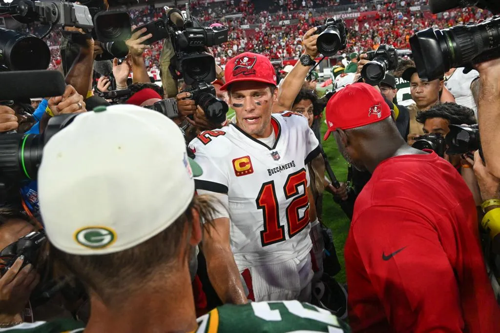 AP Brady hablando con los medios de comunicación