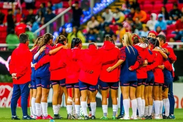 INSTAGRAM @chivasfemenil Jugadoras de Chivas celebran