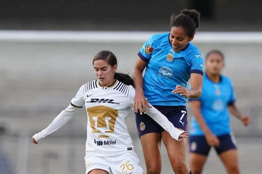 INSTAGRAM: @PumasMXFemenil Jugadoras de Pumas y Chivas disputando un balón