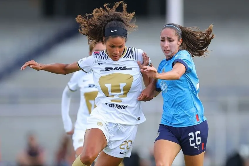 INSTAGRAM: @PumasMXFemenil Jugadoras de Pumas y Chivas disputando un balón
