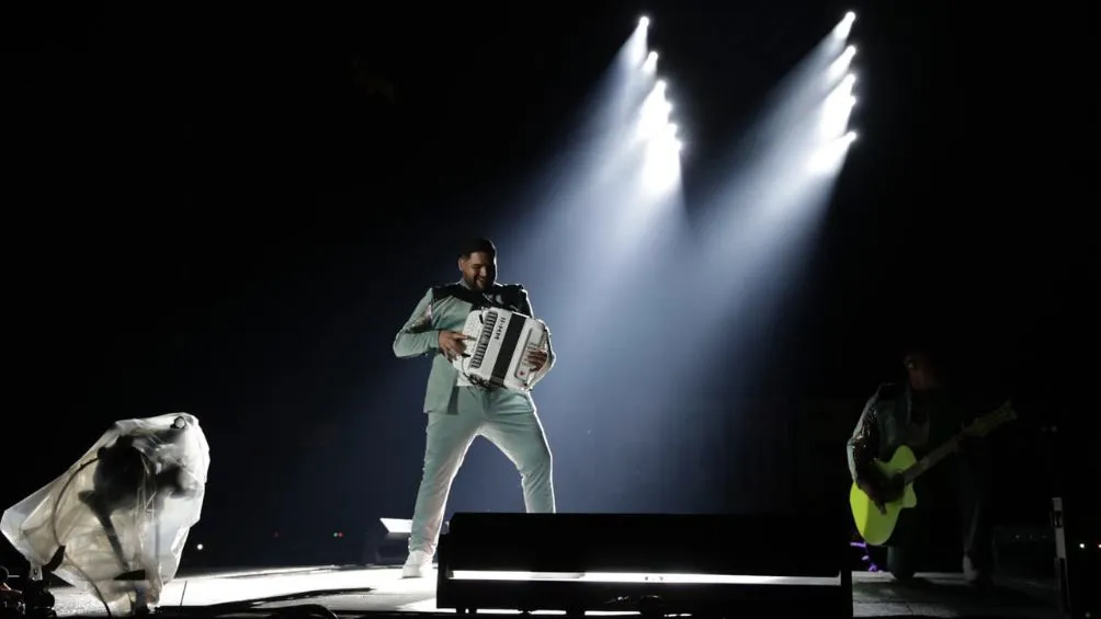 BERENICE FREGOSO Grupo Firme en su presentación en el Zócalo