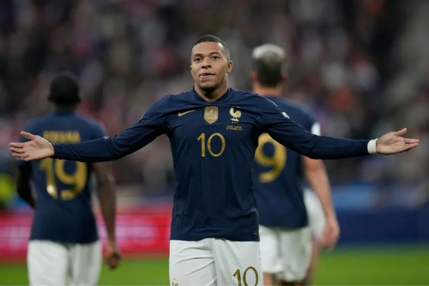 AP Kylian Mbappé festejando un gol
