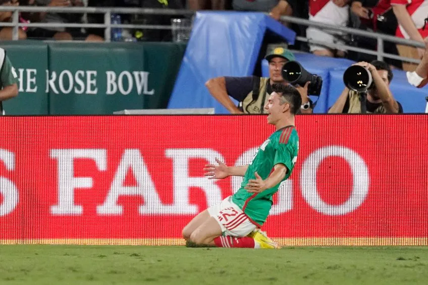 Chucky Lozano festejando un gol