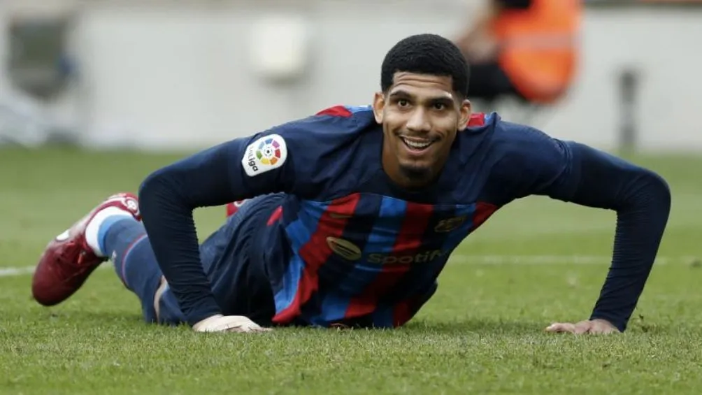 Araujo en un juego con el Barça