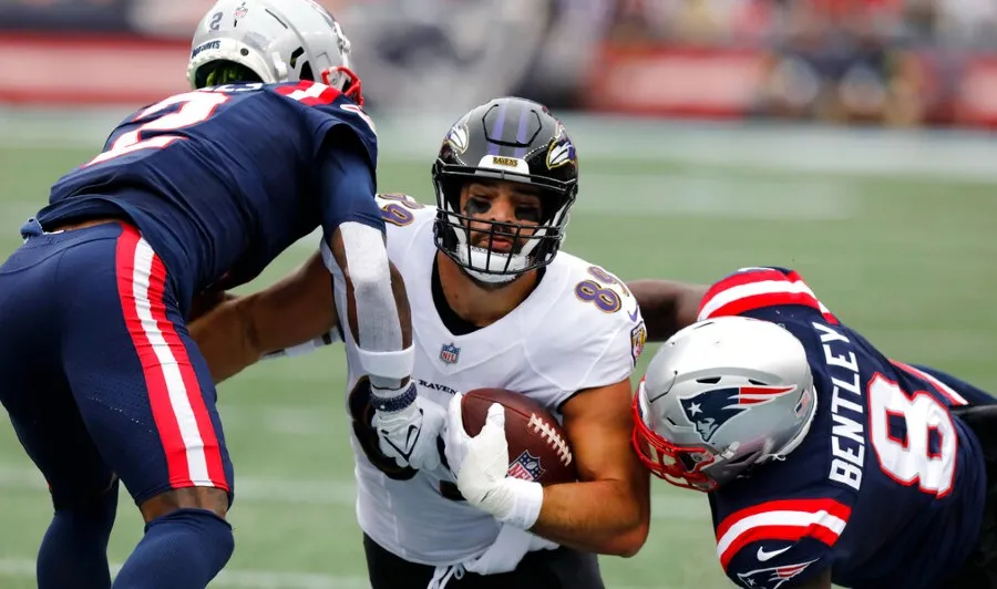 AP Andrews enfrenta a Jalen Mills y Ja'Whaun Bentley de Patriots