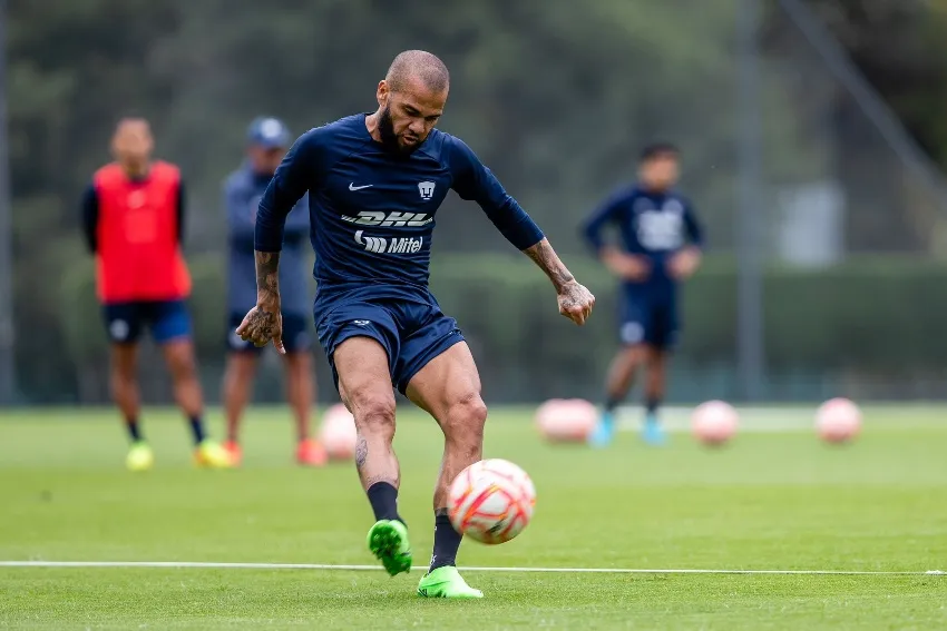 Dani Alves en entrenamiento con Pumas