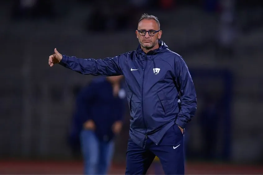 Andrés Lillini dirigiendo a Pumas