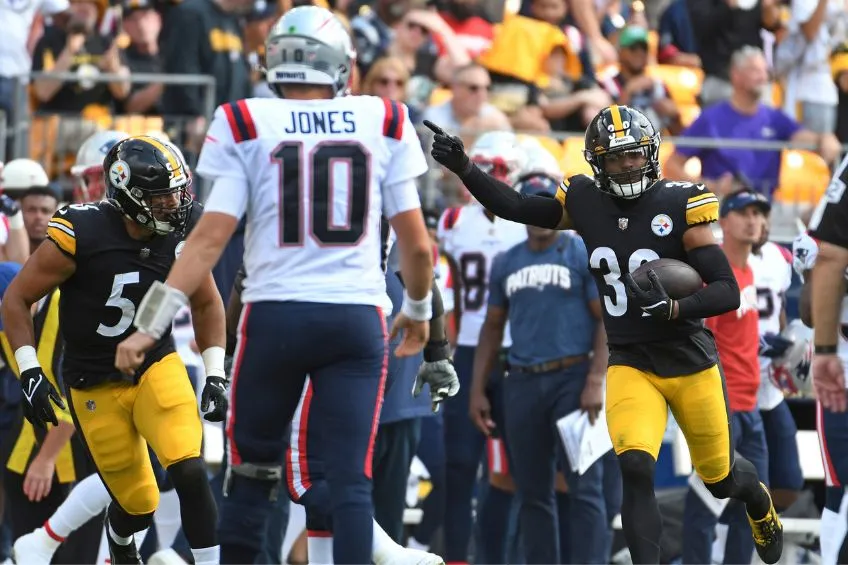 AP Minkah Fitzpatrick tras interceptar un pase