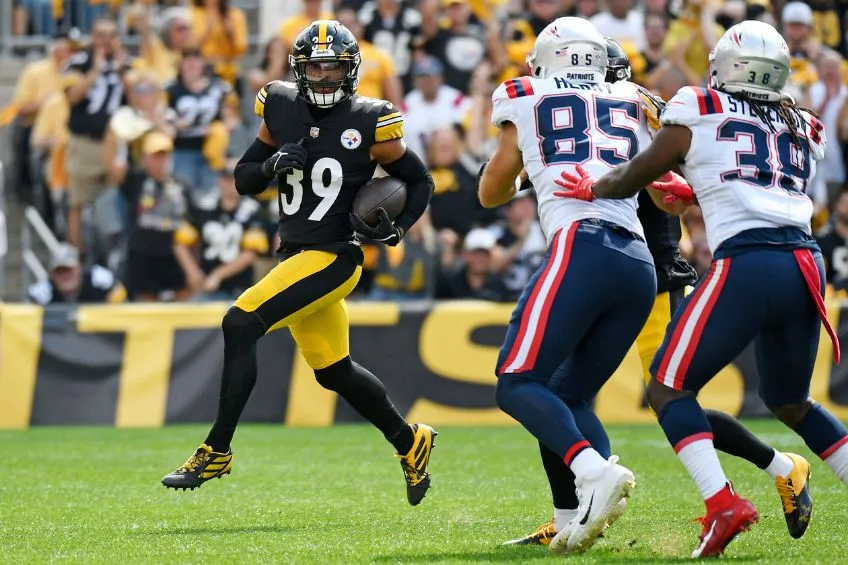 AP Minkah Fitzpatrick tras interceptar un pase