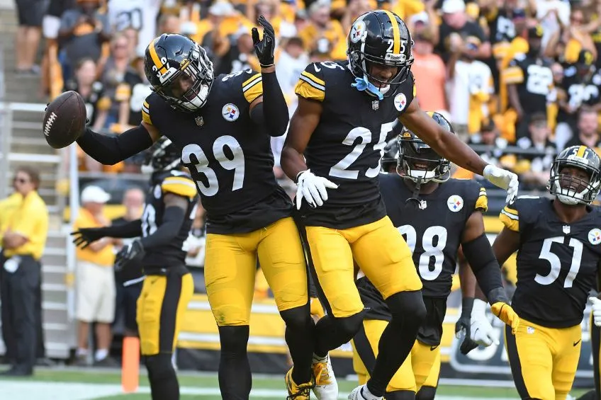 AP Minkah Fitzpatrick festejando una intercepción