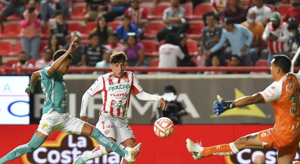 Heriberto define frente al arco rival