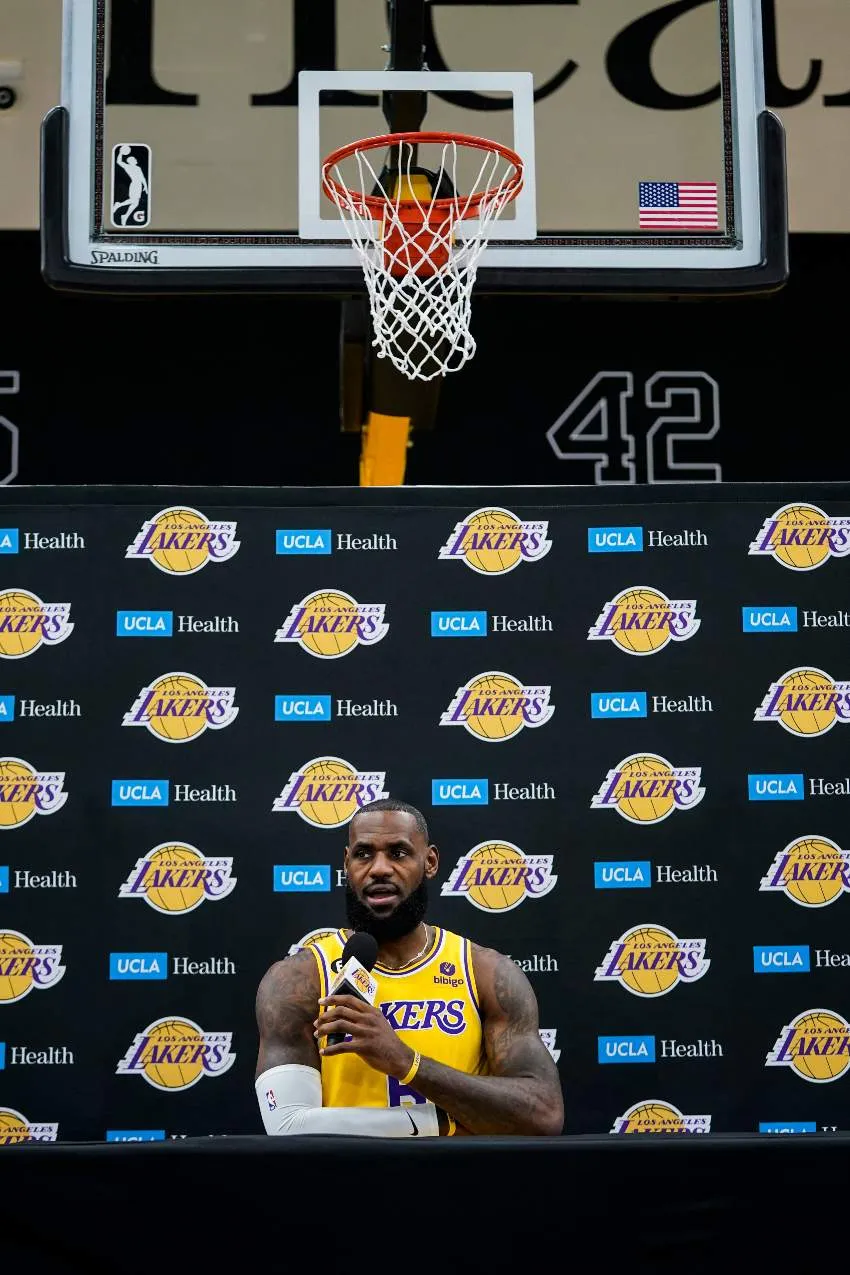 LeBron James en una conferencia de prensa
