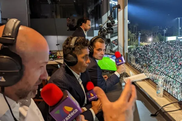 García con el equipo de TV Azteca