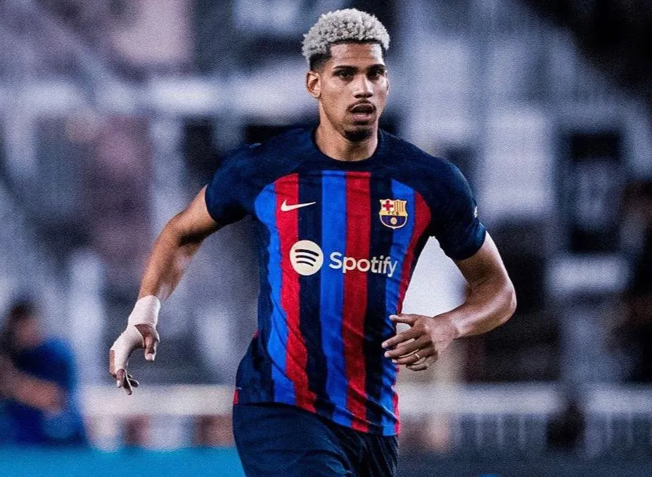 Araujo en un partido con el Barcelona