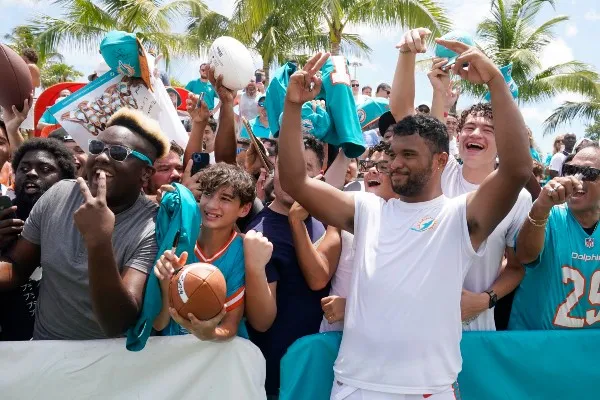 Tua Tagovailoa de los Dolphins sufrió conmoción en la cabeza ante Bengals