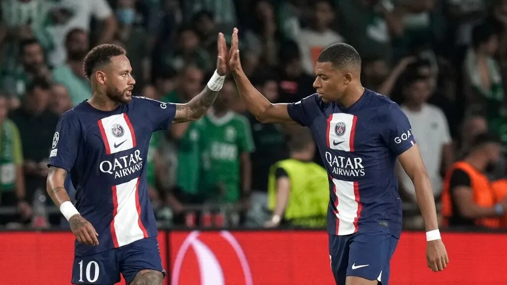 AP Neymar y Mbappé celebran un gol