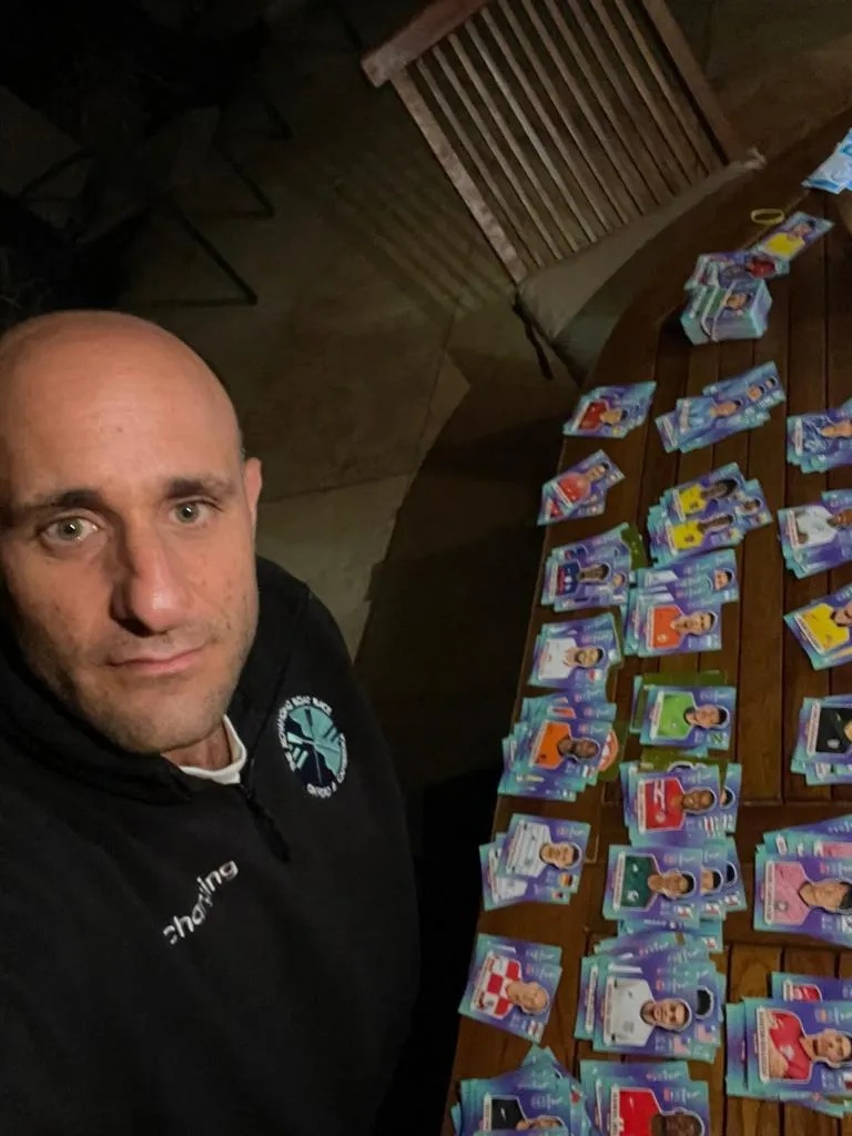 Lati muestra sus estampitas del Mundial