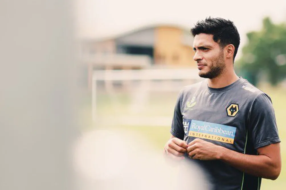 Raúl Jiménez en entrenamiento con el Wolves