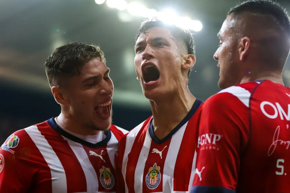 Orozco Chiquete celebrando un gol con Chivas