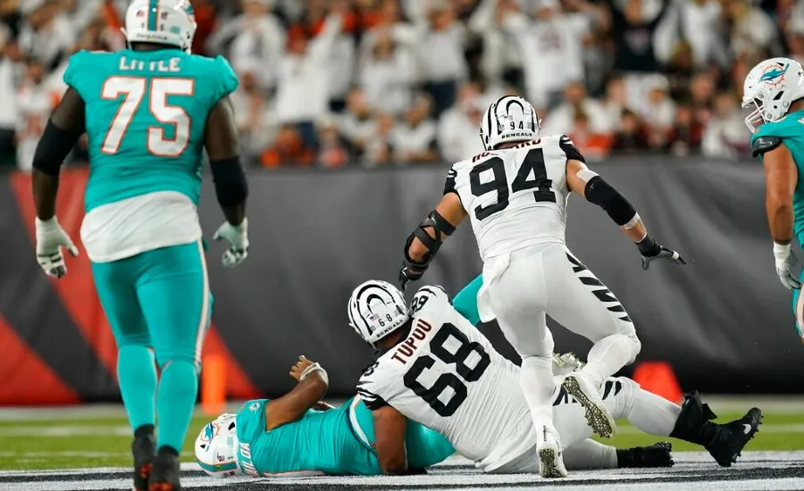 AP Tagovailoa es derribado por Tupou