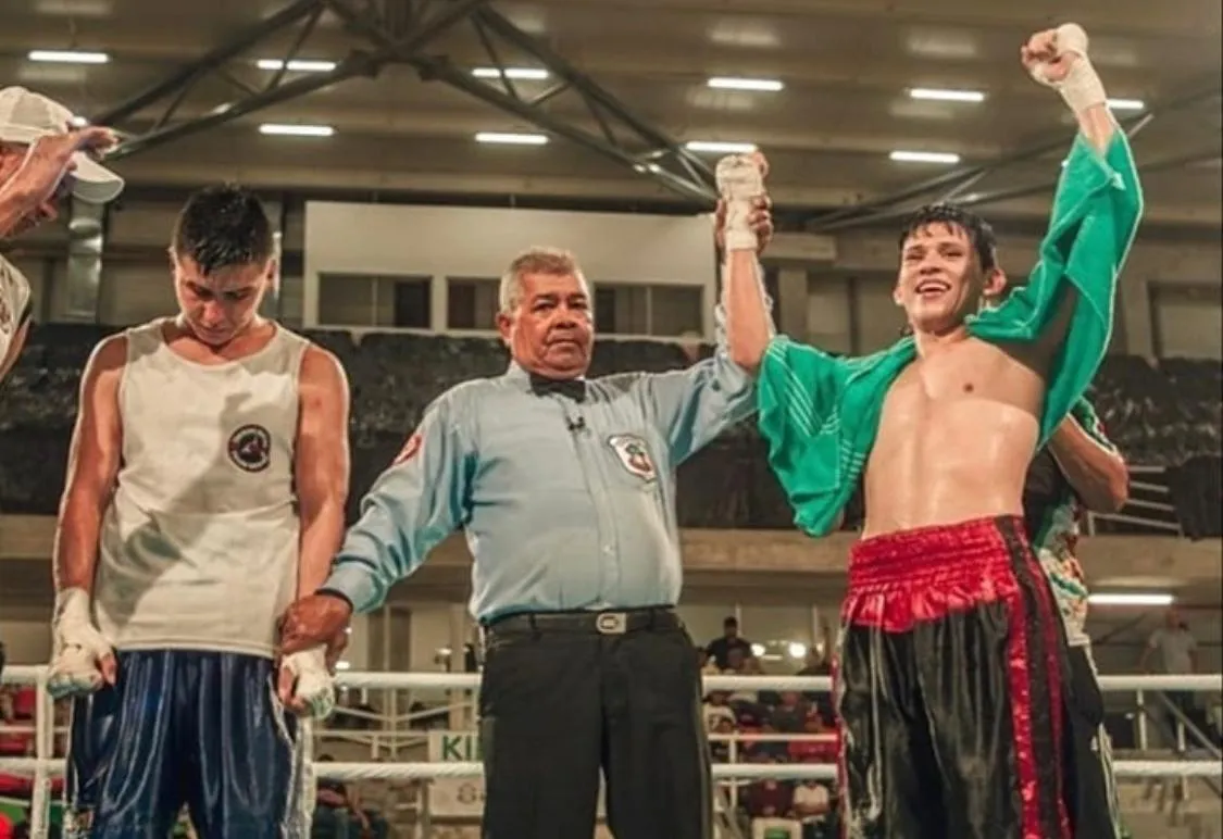 Quiñones derrotando a su rival