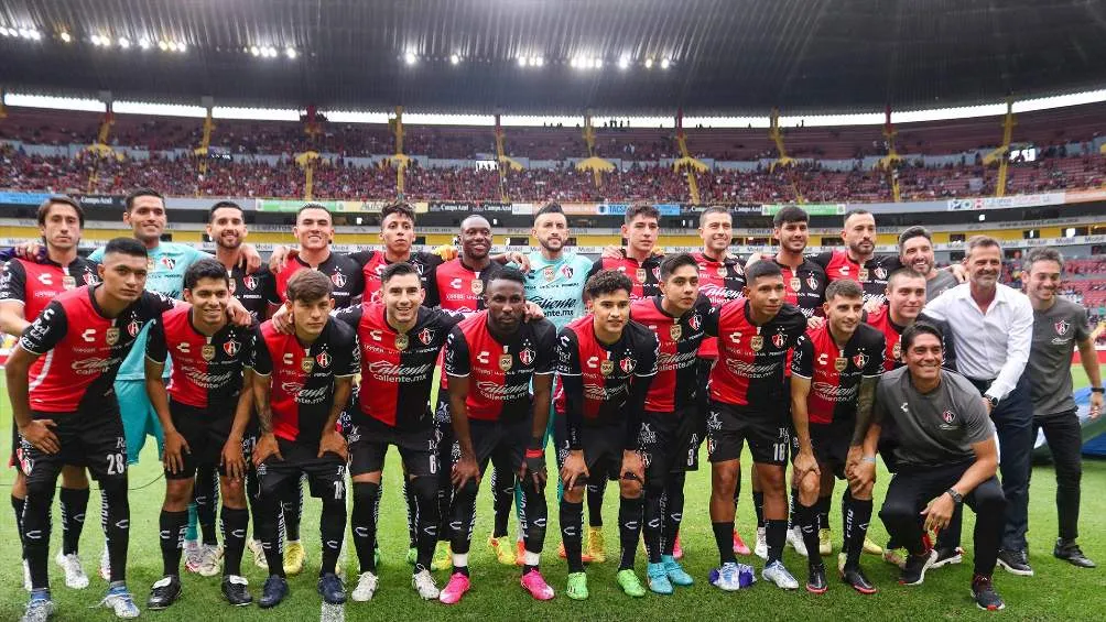 La foto de equipo del último partido de Diego Cocca