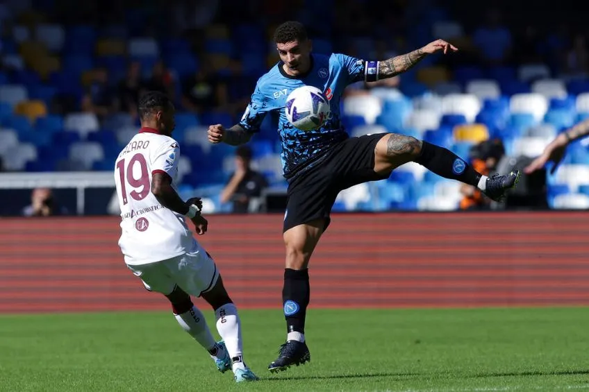 Di Lorenzo disputando un balón