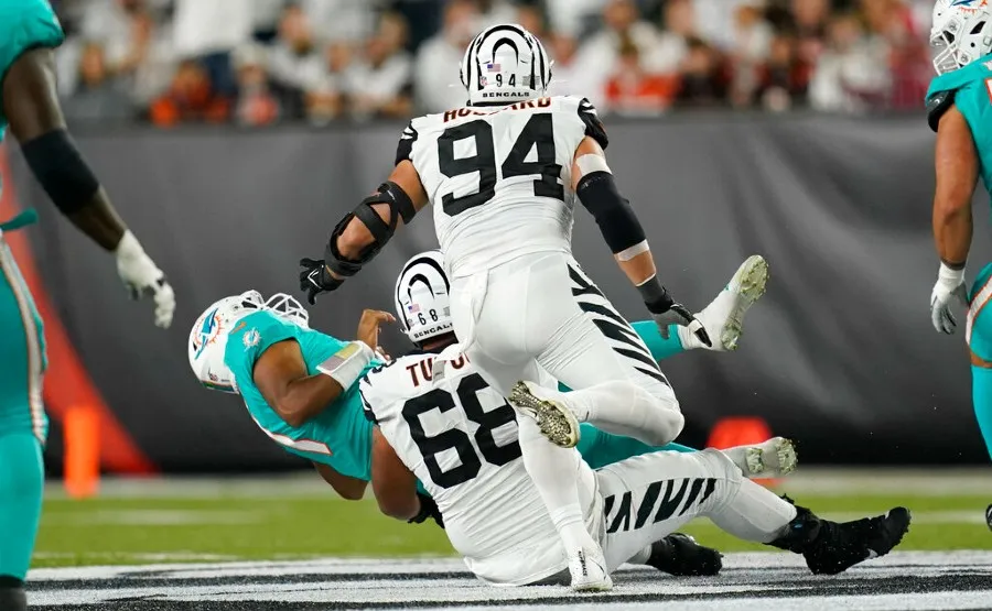 AP Josh Tupou derriba a Tagovailoa