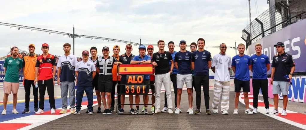 Alonso es felicitado por sus compañeros